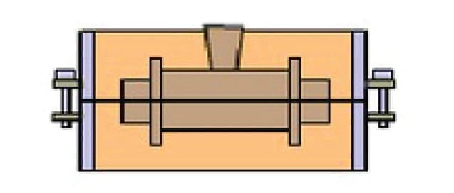 Foto Til den øvre del af formen placerer formstøberen den anden del af modellen oven på den første. Han tilføjer modellen til indløbskanalen og fylder derefter formkassen med sand.
